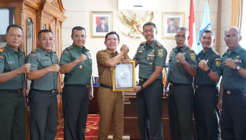 Penghargaan Dari Danrem 042/Gapu. Foto: Oga/Jambiseru.com