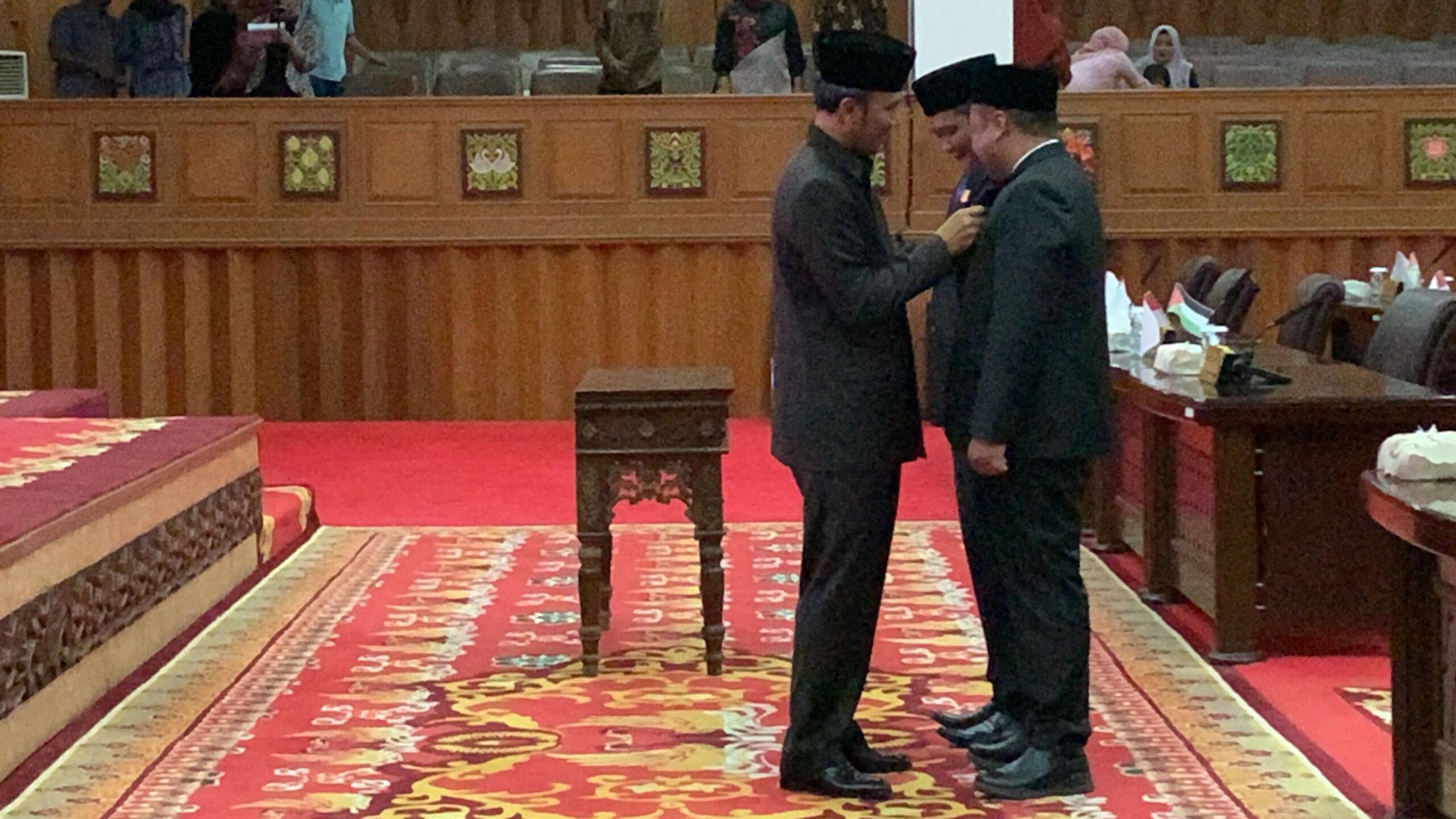 Ketua DPRD Jambi, Edi Purwanto lantik PAW Rahimah dan Izhar Madjid. Ketua DPRD Jambi, Edi Purwanto lantik PAW Rahimah dan Izhar Madjid.
