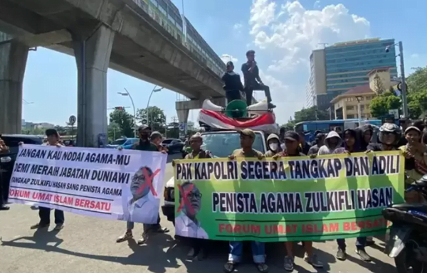 forum umat islam bersatu (fuib) menggelar aksi demo di depan mabes polri, jakarta selatan
