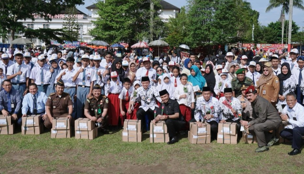 gubernur jambi, al haris serahkan bantuan pendidikan untuk 1.400 siswa kota jambi dan muaro jambi.