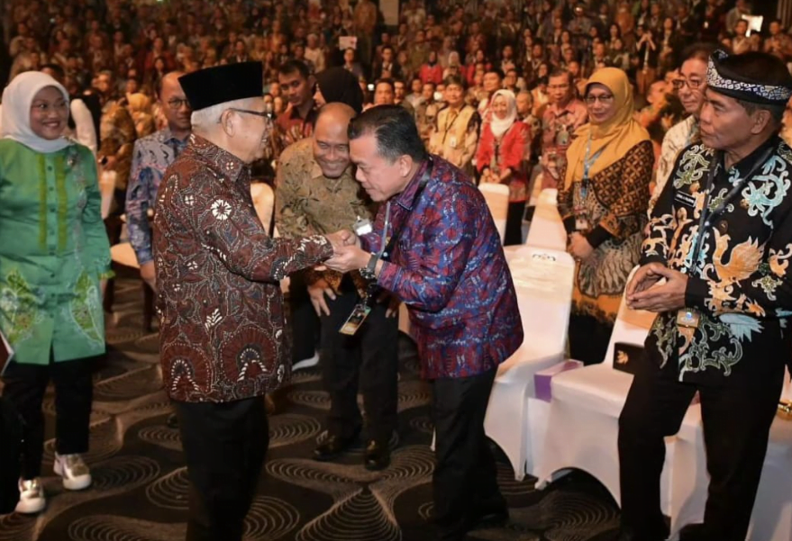 gubernur jambi al haris terima penghargaan naker award 2023