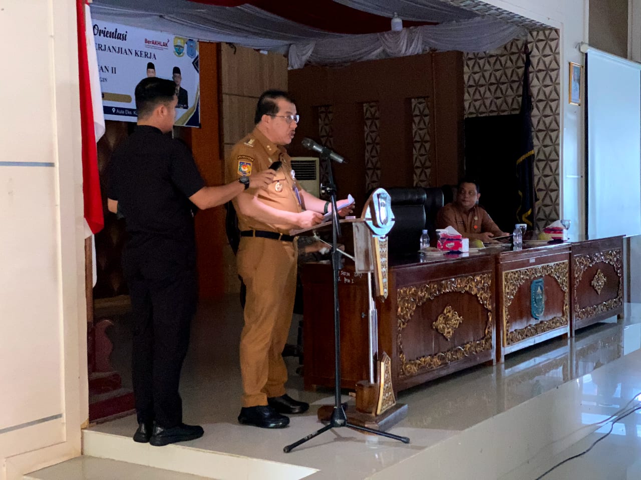 Pj Bupati Merangin H Mukti saat menyampaikan sambutannya pada acara Orientasi PPPK Pemkab Merangin. Senin (11/12/2023). Pj Bupati Merangin H Mukti saat menyampaikan sambutannya pada acara Orientasi PPPK Pemkab Merangin. Senin (11/12/2023).