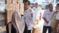 Pj Bupati Merangin H Mukti patau gudang logistik KPU di Waskita Karya Pasar Atas Bangko. Rabu (13/12/2023).