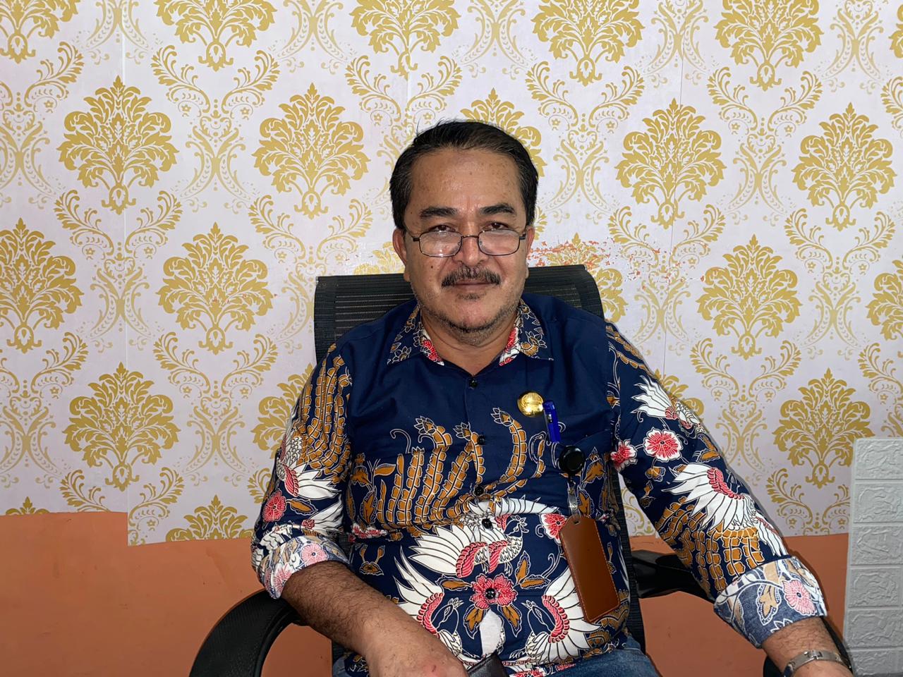 Kabid Pendidik dan Tenaga Kependidikan (PTK) Dinas Pendidikan dan Kebudayaan Kabupaten Merangin, Rafdi saat dikonfirmasi awak media di ruangannya. Kamis (14/12/2023). Kabid Pendidik dan Tenaga Kependidikan (PTK) Dinas Pendidikan dan Kebudayaan Kabupaten Merangin, Rafdi saat dikonfirmasi awak media di ruangannya. Kamis (14/12/2023).