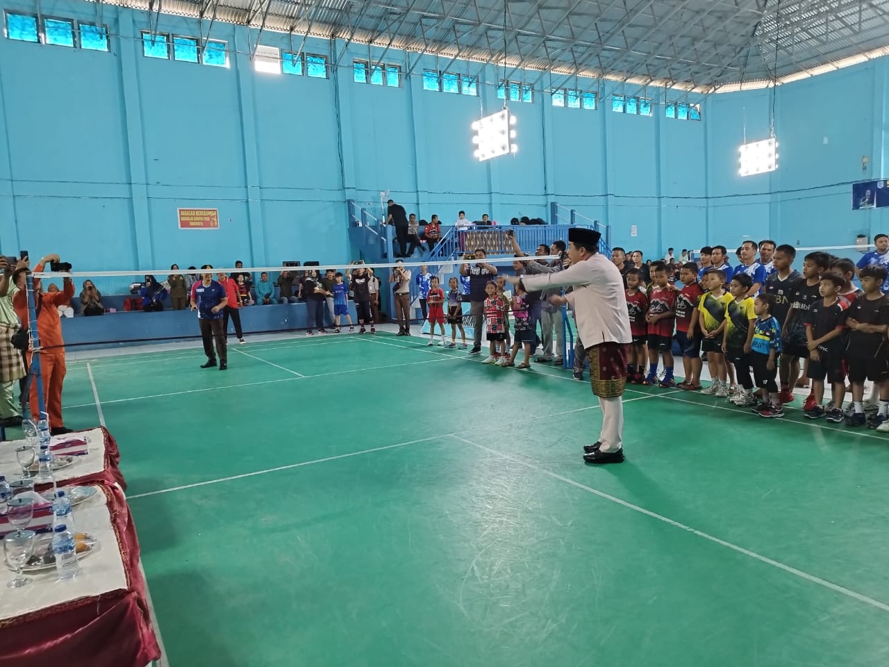 Pj Bupati Merangin H Mukti resmi buka kejuaraan PBSI Merangin Open 2023 di Hall Pemda . Senin (18/12/2023). Pj Bupati Merangin H Mukti resmi buka kejuaraan PBSI Merangin Open 2023 di Hall Pemda . Senin (18/12/2023).