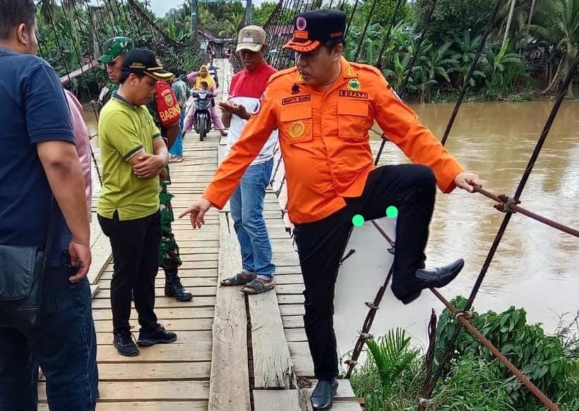 Pj Bupati Merangin H Mukti pantau kondisi jembatan di Desa Karang Berahi usai diguyur hujan deras. Jum'at (22/12/2023). Pj Bupati Merangin H Mukti pantau kondisi jembatan di Desa Karang Berahi usai diguyur hujan deras. Jum'at (22/12/2023).