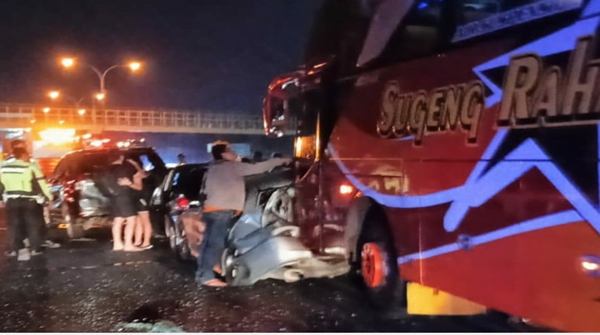 kecelakaan beruntun bus tabrak tiga mobil di jalan tol krapyak, kota semarang kecelakaan beruntun bus tabrak tiga mobil di jalan tol krapyak, kota semarang