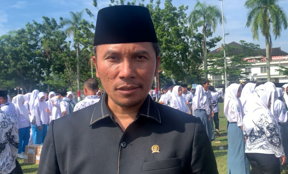 ketua dprd provinsi jambi, edi purwanto saat menghadiri upacara hut pgri. ketua dprd provinsi jambi, edi purwanto saat menghadiri upacara hut pgri.