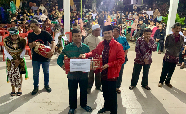 ketua dprd provinsi jambi, edi purwanto saat serahkan bantuan kesenian.