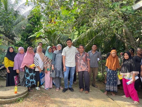 m hafiz dan anita yasmin (tengah) bersama masyarakat.