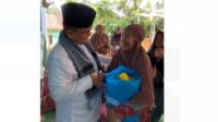 maulana (kiri) bersama masyarakat dalam satu acara.