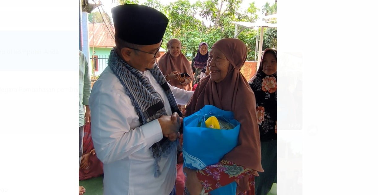 maulana (kiri) bersama masyarakat dalam satu acara.