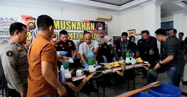 polda jambi tunjukkan bukti narkoba senilai rp 5 miliar lebih. polda jambi tunjukkan bukti narkoba senilai rp 5 miliar lebih.