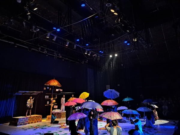 Unjuk Rasa di Panggung "Payung Terakhir" Teater Tonggak