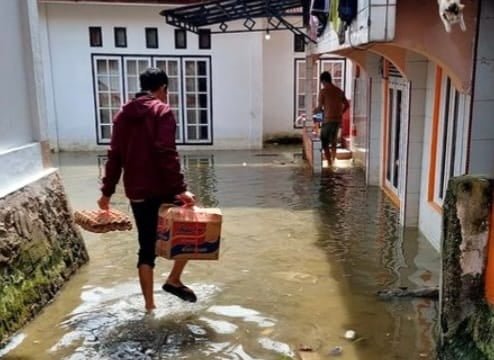 Diskominfo Sungai Penuh serahkan bantuan untuk pegawai yang rumahnya terdampak banjir. Foto: Oga/Jambiseru.com