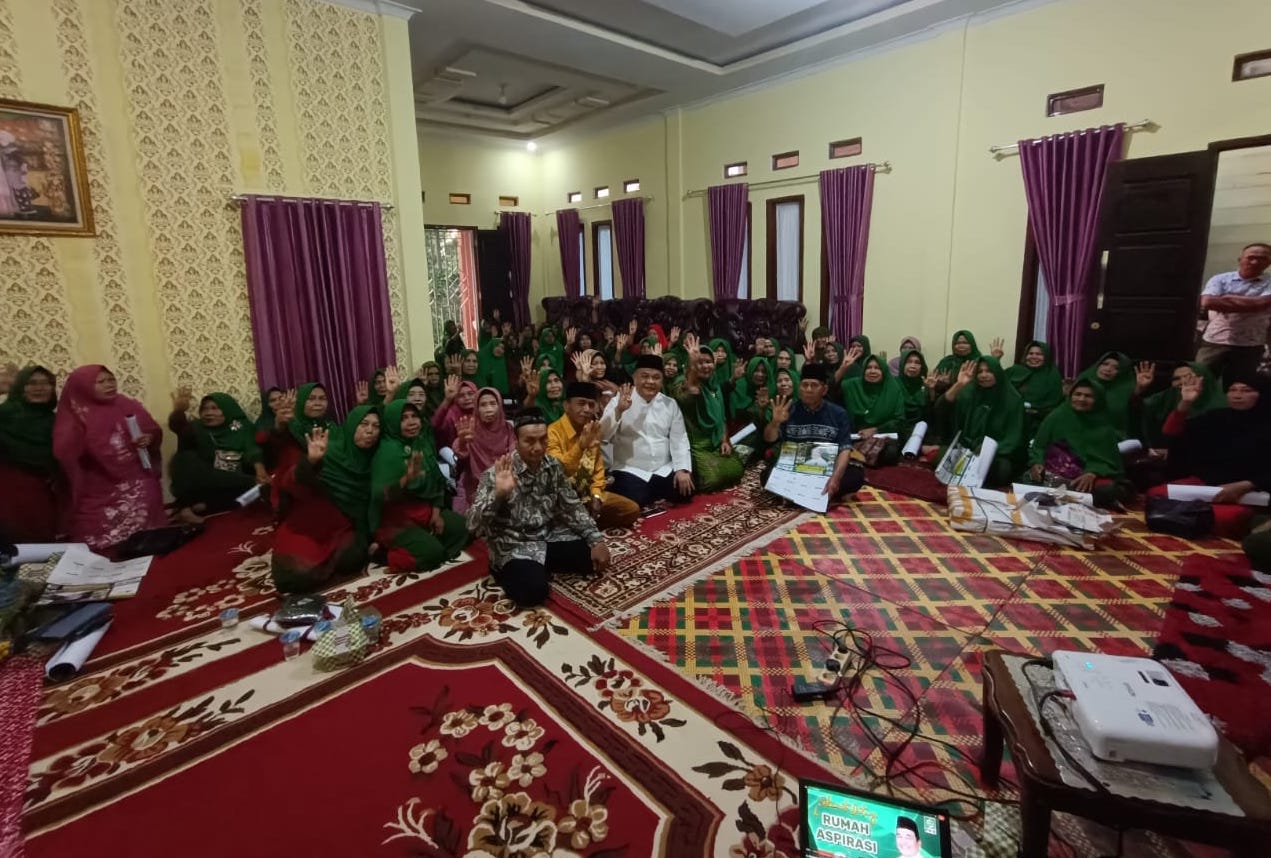 Paizal Kadni bersama Emak-emak dan relawan di Desa Keluru Bukit Kerman. Foto: Oga/Jambiseru.com Paizal Kadni bersama Emak-emak dan relawan di Desa Keluru Bukit Kerman. Foto: Oga/Jambiseru.com