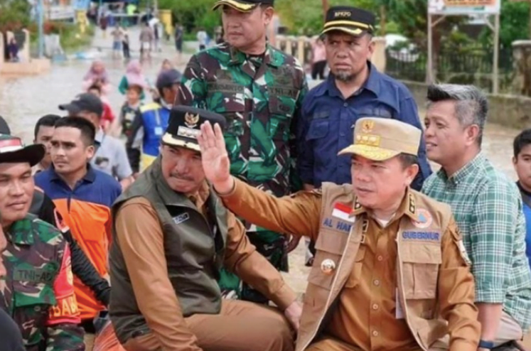 Pj Bupati bersama Gubernur Jambi meninjau lokasi terdampak banjir. Foto: Oga/Jambiseru.com