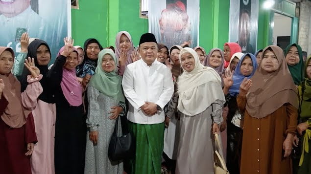 Emak-emak silaturrahmi di rumah Aspirasi H Paizal Kadni. Foto: Oga/Jambiseru.com Emak-emak silaturrahmi di rumah Aspirasi H Paizal Kadni. Foto: Oga/Jambiseru.com