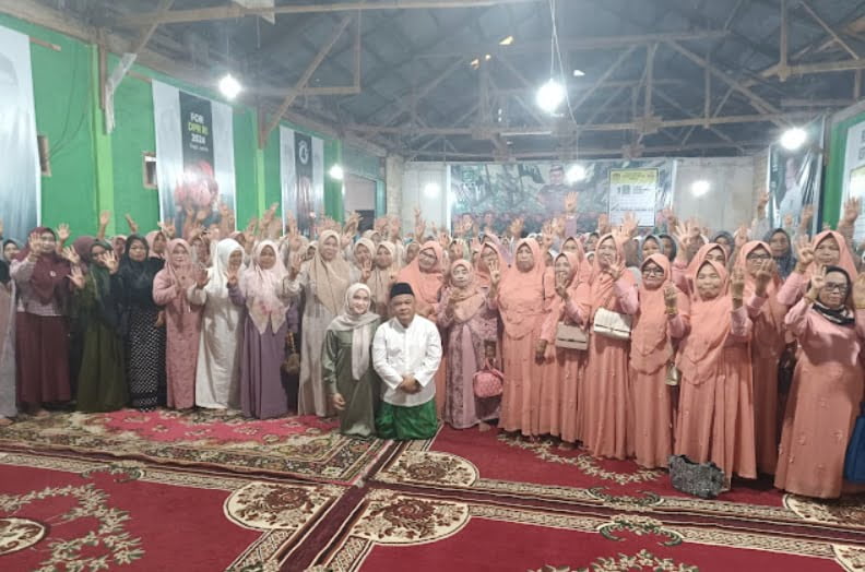 Ratusan emak-emak Kecamatan Siulak Mukai bersama Paizal Kadni. Foto: Oga/Jambiseru.com