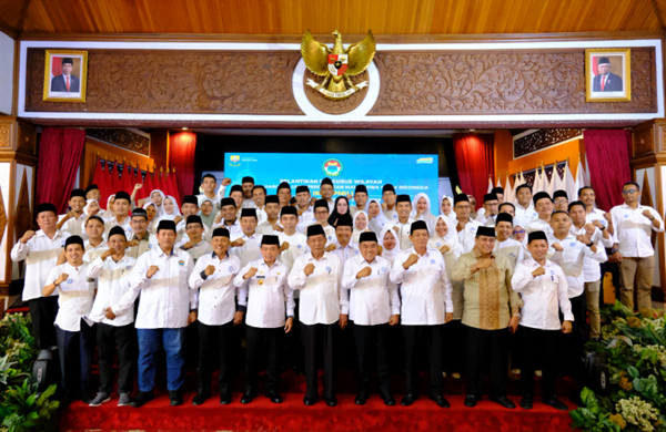 gubernur dan wakil gubernur jambi, al haris dan abdullah sani saat menghadiri pelantikan pw ika pmii provinsi jambi.