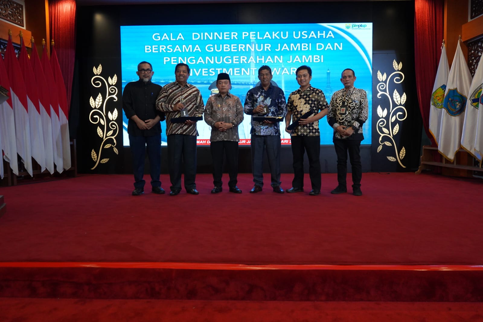 gubernur jambi al haris foto bersama pelaku usaha.