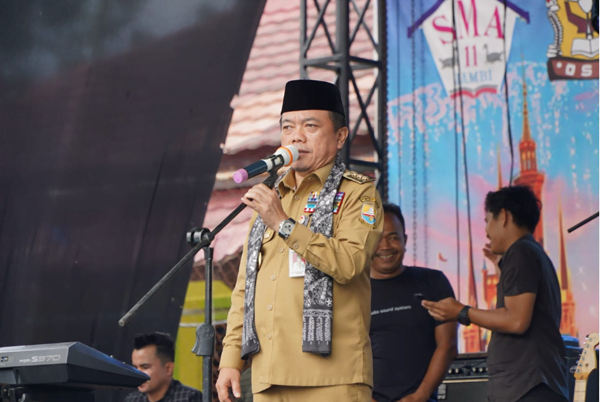 gubernur jambi, al haris saat menghadiri peringatan hut ke 27 dan pentas seni sma negeri 11 kota jambi. gubernur jambi, al haris saat menghadiri peringatan hut ke 27 dan pentas seni sma negeri 11 kota jambi.