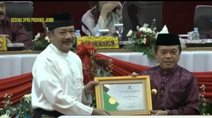 gubernur jambi, al haris saat terima penghargaan dari baznas ri. gubernur jambi, al haris saat terima penghargaan dari baznas ri.
