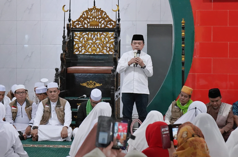 Gubernur Jambi, Al Haris saat Hadiri Isra’ Mi’raj di Masjid Cheng Hoo. Gubernur Jambi, Al Haris saat Hadiri Isra’ Mi’raj di Masjid Cheng Hoo.