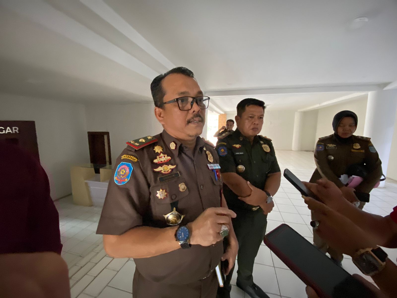 Kasat Pol PP Merangin Shobraini saat wawancara awak media usai Hearing bersama Komisi 1 DPRD Merangin. Selasa (09/01/2024) Kasat Pol PP Merangin Shobraini saat wawancara awak media usai Hearing bersama Komisi 1 DPRD Merangin. Selasa (09/01/2024)