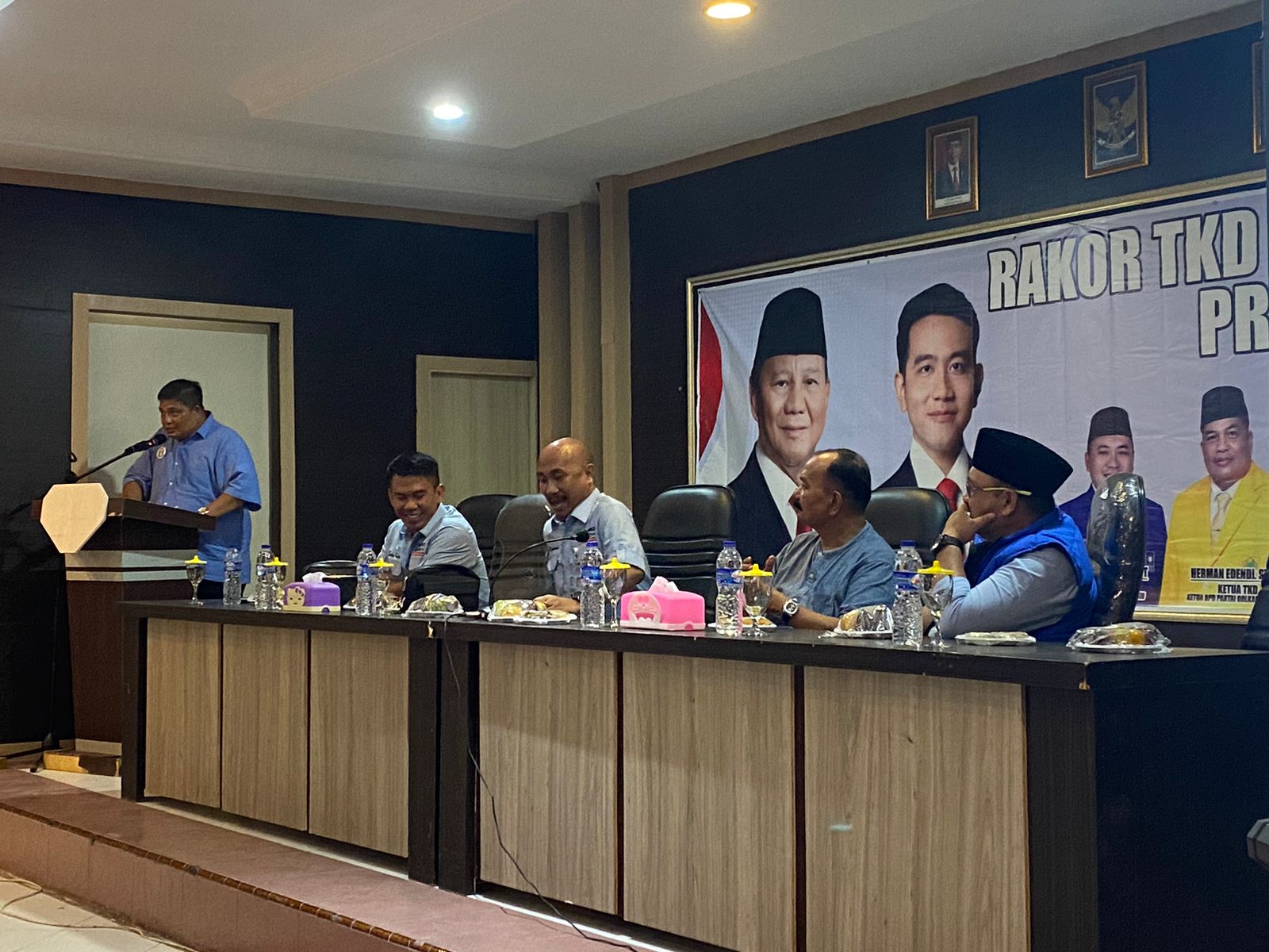 Ketua TKD Prabowo-Gibran Kabupaten Merangin, Herman Efendi saat memberikan kata sambutan pada Rakor bersama tim dan relawan. Sabtu (13/01/2024) malam.