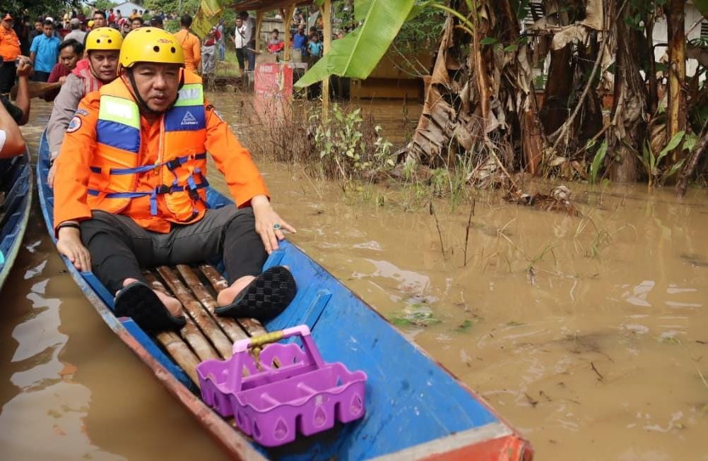 Pj Bupati Merangin H Mukti saat tinjau banjir di kabupaten Merangin.