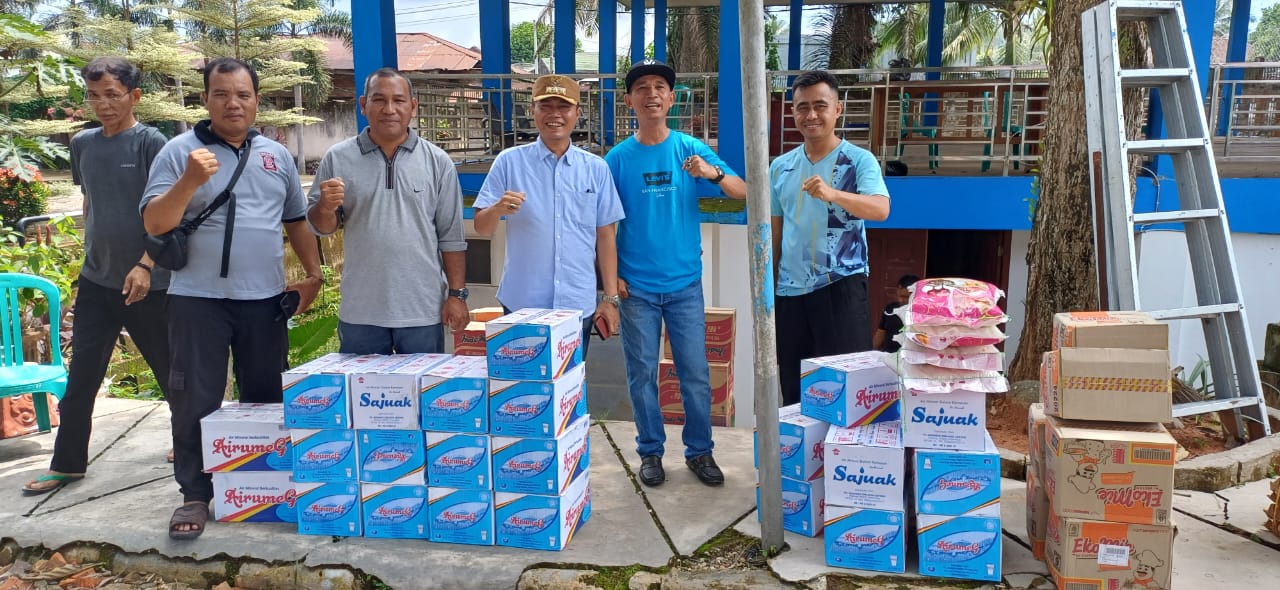 Asisten I Setda Merangin M Sayuti serahkan bantuan sembako untuk korban banjir, Kecamatan Bangko Barat dan Pamenang Barat. Minggu (14/01/2024)