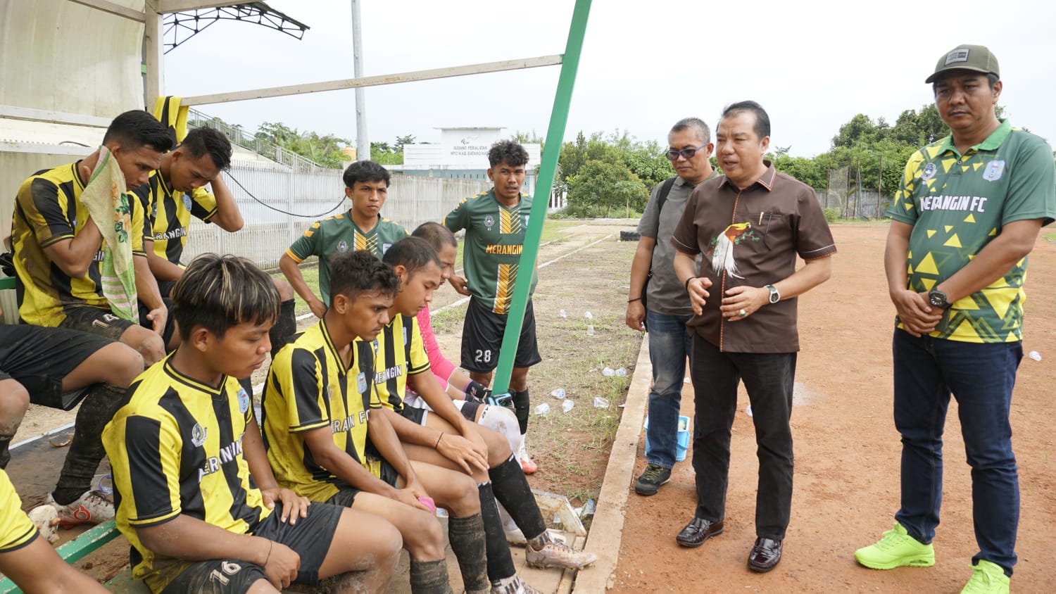 Pj Bupati Merangin H Mukti beri motivasi untuk para pemain Merangin FC. Pj Bupati Merangin H Mukti beri motivasi untuk para pemain Merangin FC.