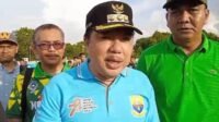 Pj Bupati H Mukti bersama Manager Merangin FC Nilwan Yahya usai tumbangkan tuan rumah Batanghari 1:0. Kamis (25/1/2024).