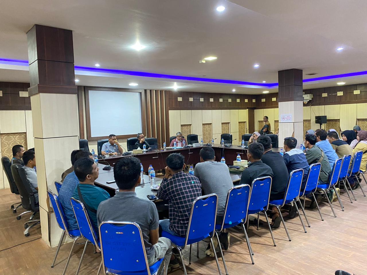 Perwakilan 59 anggota satpolpp Merangin yang di putus kontrak kerja Kasat Shobraini hearing bersama DPRD Merangin. Senin (29/1/2024).