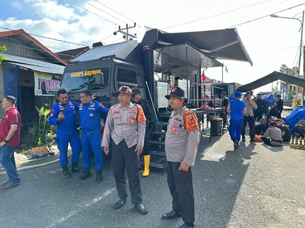 jajaran polda jambi dirikan dapur darurat bantu korban banjir kerinci sungai penuh.