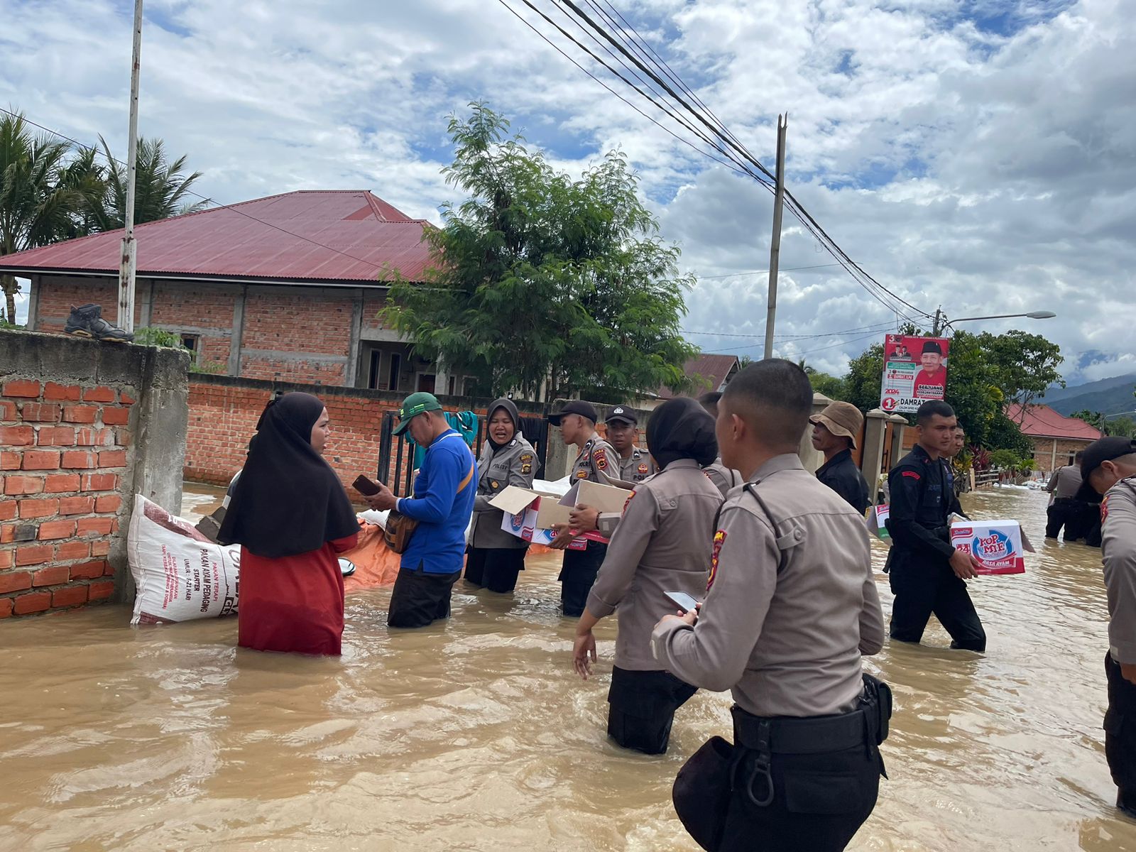 jajaran polda jambi saat bantu korban banjir di kerinci sungai penuh. jajaran polda jambi saat bantu korban banjir di kerinci sungai penuh.