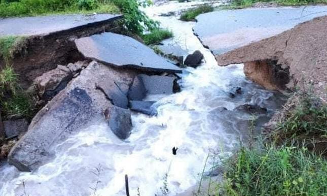 Akses jalan menghubungkan antara Hiang dan Pungut putus akibat banjir. Foto: Oga/Jambiseru.com Akses jalan menghubungkan antara Hiang dan Pungut putus akibat banjir. Foto: Oga/Jambiseru.com
