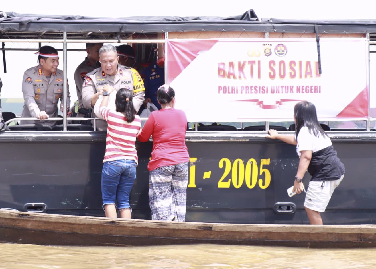 kapolda jambi bagikan sembako kepada warga terdampak banjir kapolda jambi bagikan sembako kepada warga terdampak banjir