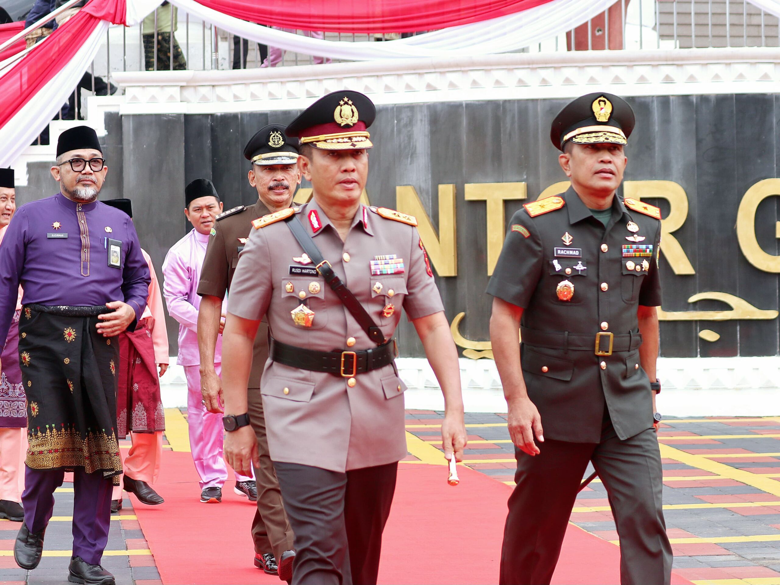 kapolda jambi irjen pol rusdi hartono (tengah), saat menghadiri upacara peringatan hut provinsi jambi di lapangan kantor gubernur jambi, kapolda jambi irjen pol rusdi hartono (tengah), saat menghadiri upacara peringatan hut provinsi jambi di lapangan kantor gubernur jambi,