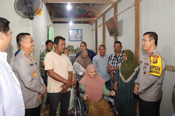 kapolda jambi (kanan) saat mengunjungi korban tertembak pistol polisi. kapolda jambi (kanan) saat mengunjungi korban tertembak pistol polisi.