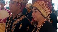 kapolda jambi saat menerima gelar adat.