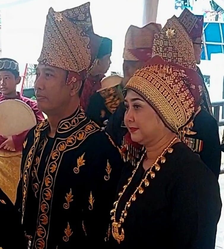 kapolda jambi saat menerima gelar adat. kapolda jambi saat menerima gelar adat.