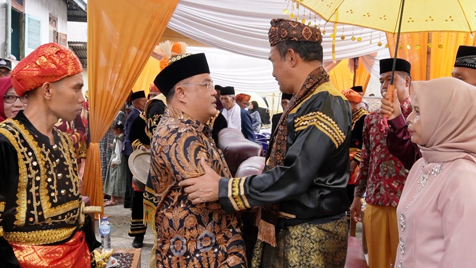Paizal Kadni menghadiri Kenduri Sko Kayu Aro Ambai. Foto: Oga/Jambiseru.com Paizal Kadni menghadiri Kenduri Sko Kayu Aro Ambai. Foto: Oga/Jambiseru.com