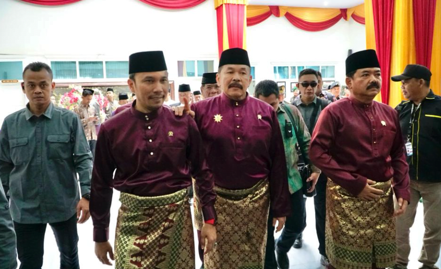 ketua dprd provinsi jambi, edi purwanto saat memasuki ruangan sidang paripurna dprd provinsi jambi