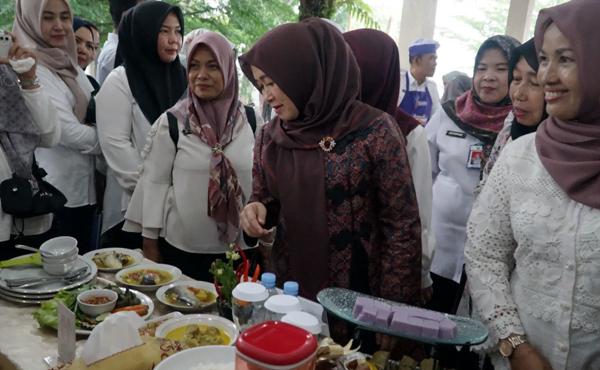 ketua tp pkk provinsi jambi hj. hesnidar haris saat membuka lomba masak pindang ikan patin ketua tp pkk provinsi jambi hj. hesnidar haris saat membuka lomba masak pindang ikan patin