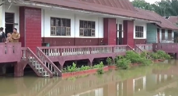 kondisi sd yang terdampak banjir di muaro jambi.