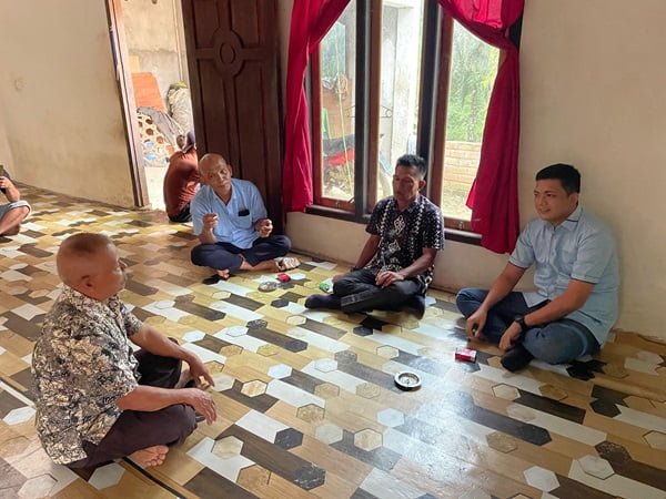 m hafiz (kanan), saat berkunjung ke rumah seorang tokoh masyarakat bajubang. m hafiz (kanan), saat berkunjung ke rumah seorang tokoh masyarakat bajubang.