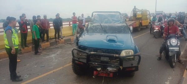 mobil dinas provinsi jambi yang alami kecelakaan tunggal. mobil dinas provinsi jambi yang alami kecelakaan tunggal.