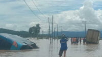 Mobil nyemplung ke Sawah di Sungai Penuh. Foto: Oga/Jambiseru.com